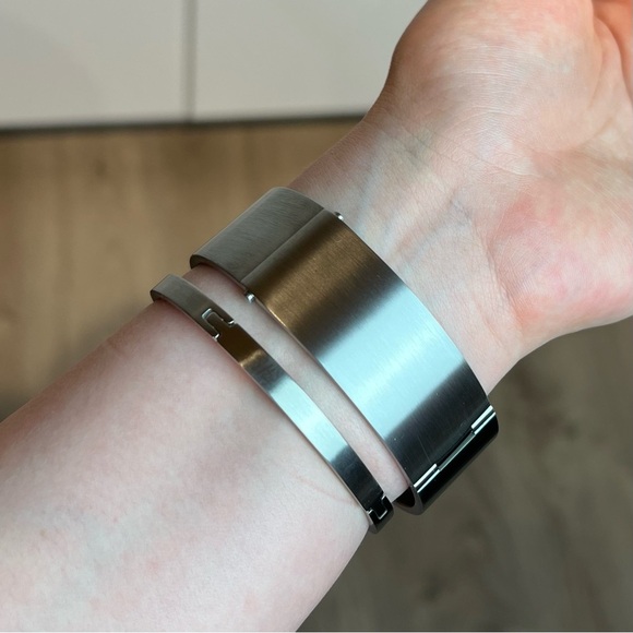 Gucci Watch bangle 2400L 22mm Women's
Black X Silver Working Condition - Picture 2 of 5